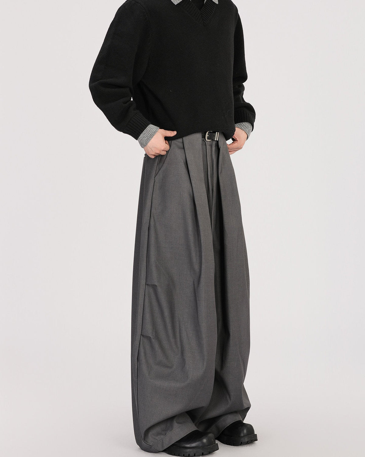 High-End Silhouette Wide-Legged Pleated Trousers